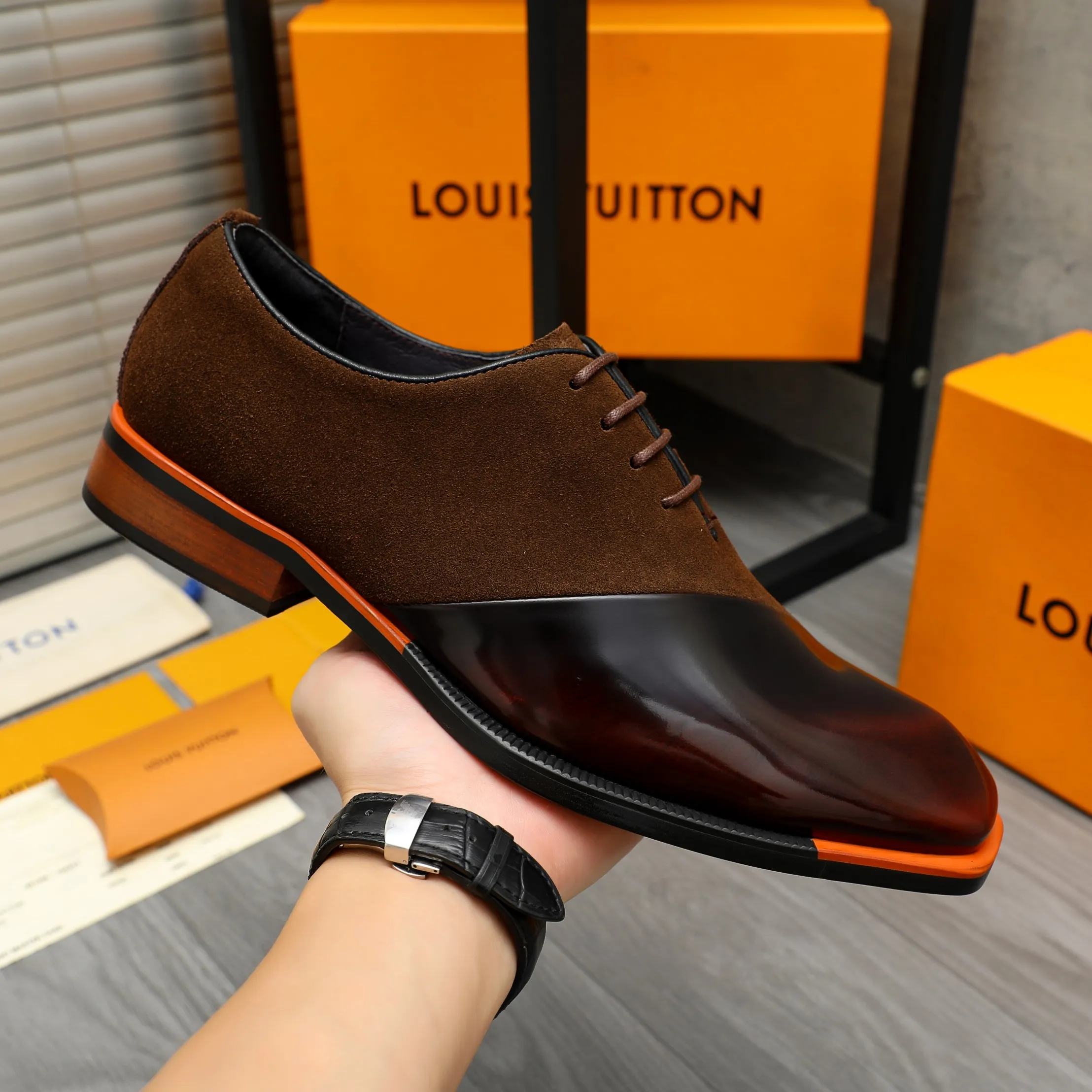 Men's shoes 💰580 Product trademark: LV "Louis Vuitton" business formal lace-up leather shoes Regular size: 37-46 Product materials: Selected high-quality cowhide stitching nubuck leather upper, pigskin lining, rubber outsole